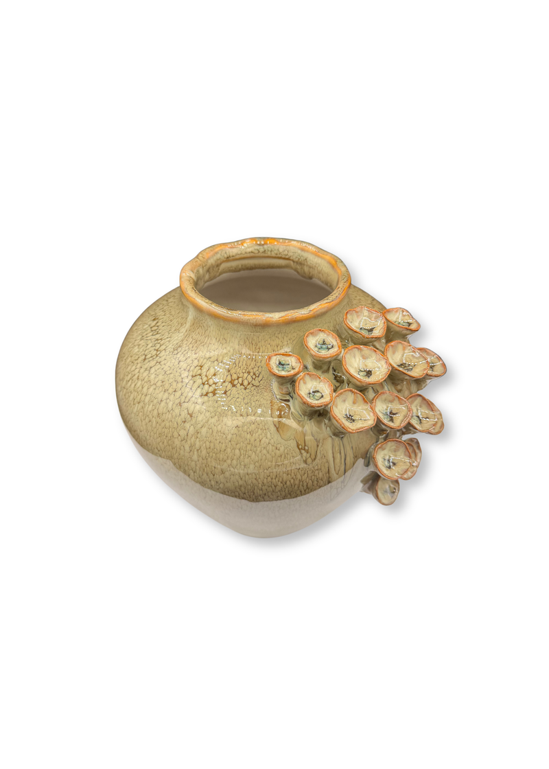 Decoratieve keramieken vaas met bloemendetails