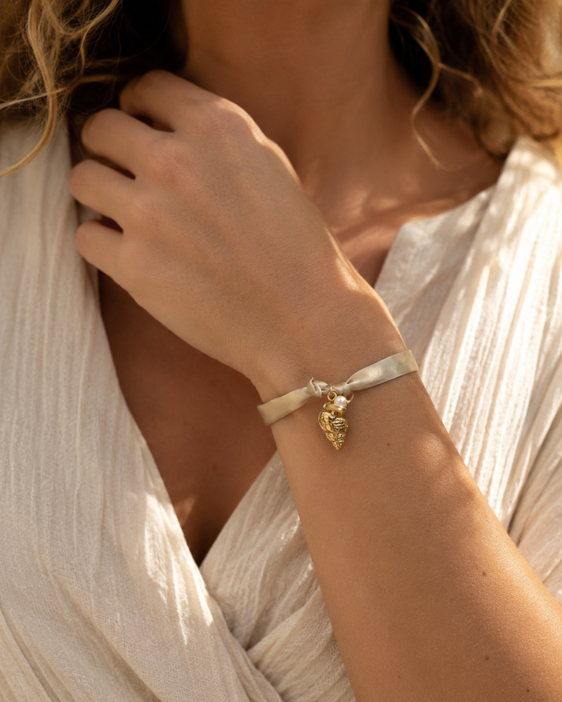 Armbandje met goudkleurige bedel