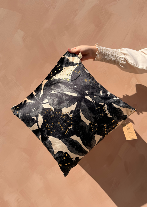Sierkussen bloemenprint – zwart & beige