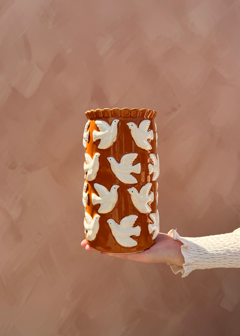 Decoratieve vaas met duiven – Terracotta & Wit