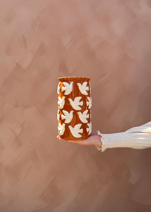 Decoratieve vaas met duiven – Terracotta & Wit