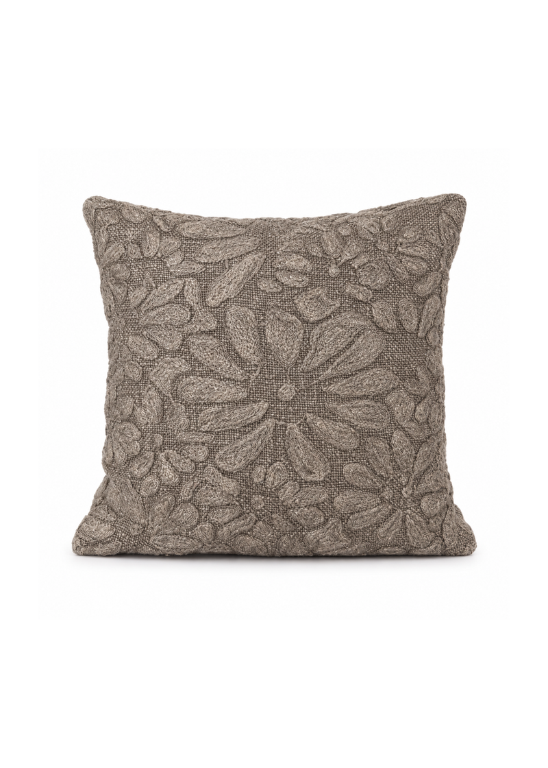 Sierkussen taupe met geborduurd bloemenpatroon