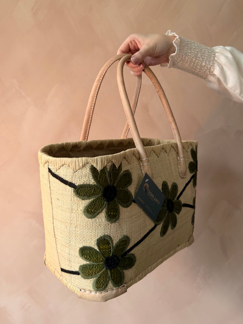 Strandtas met geborduurde bloemen