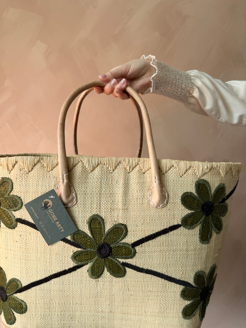 Strandtas met geborduurde bloemen