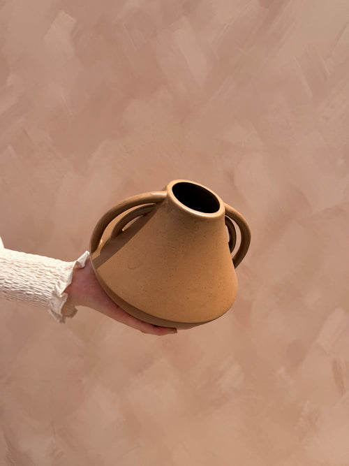 Vaas - terracotta met organische handgrepen